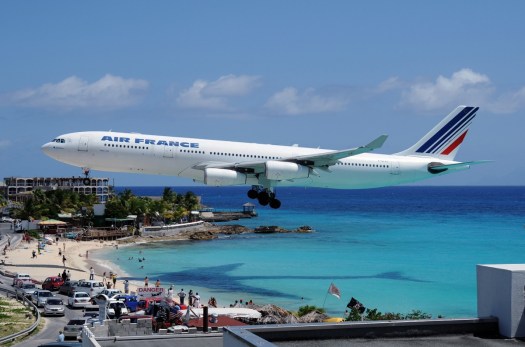 A-340-313 AF landing SXM