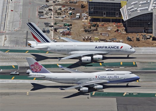 A-380-800 vs B-747-400
