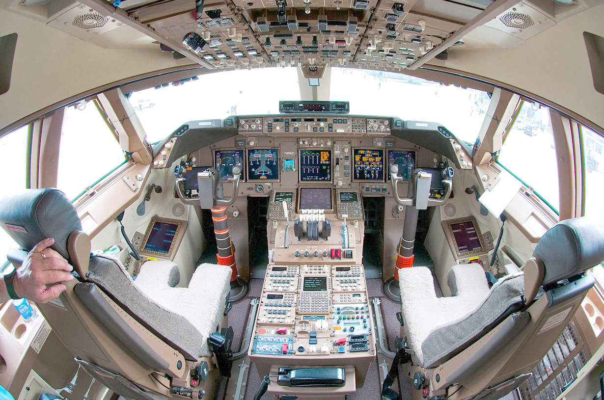 B-747-8 cockpit