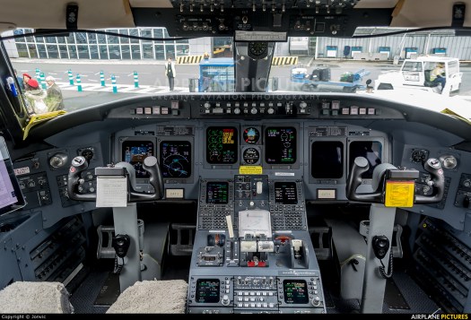 CRJ-1000 YW Cockpit