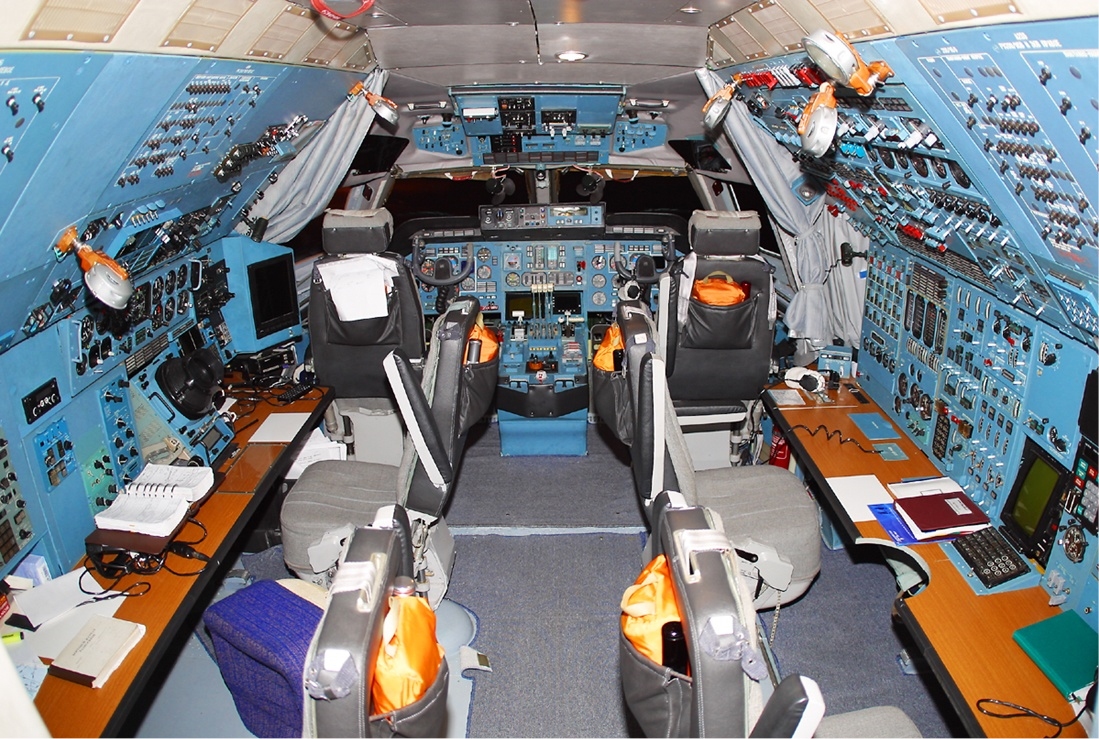 Cargo AN-124 cockpit