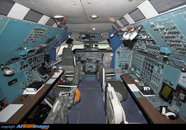Cargo AN-225 cockpit