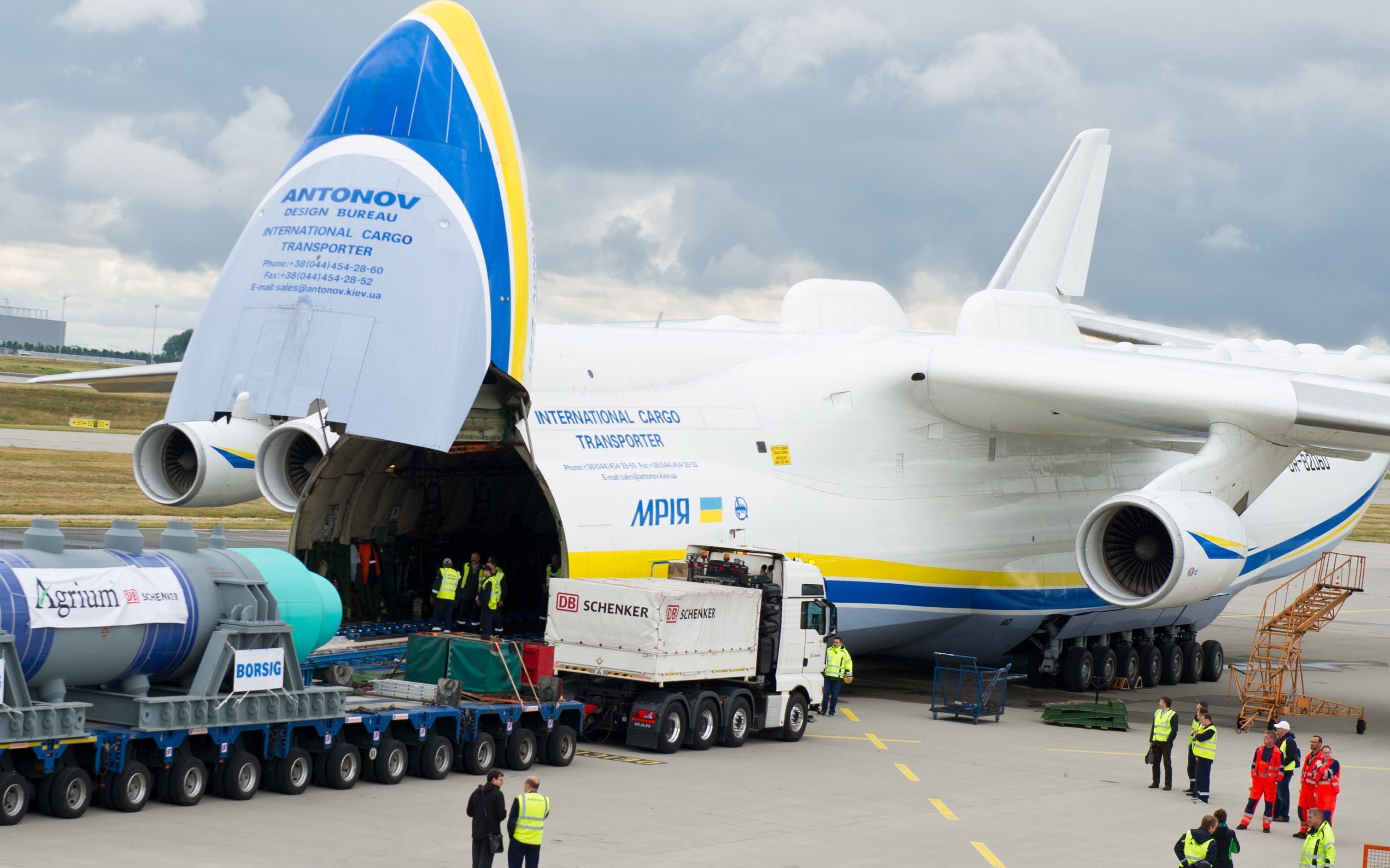 Cargo AN-225, loading