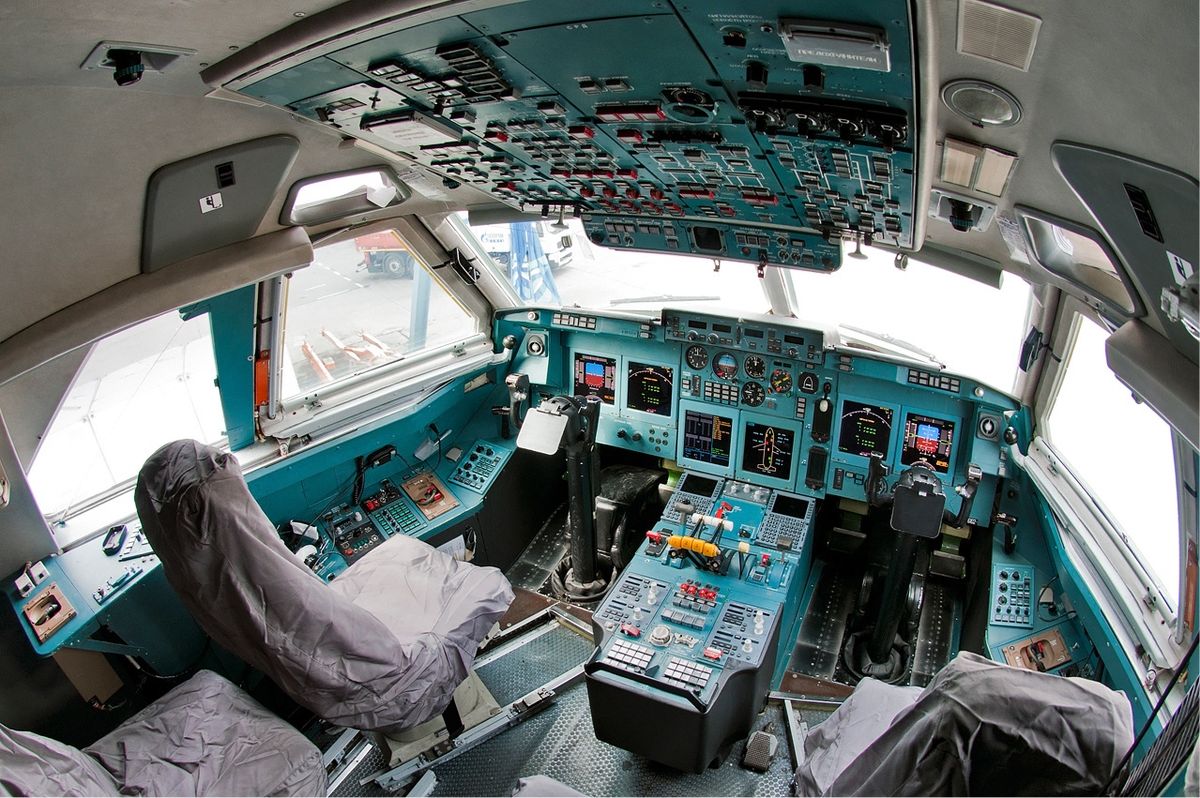 Cargo Il-96 cockpit